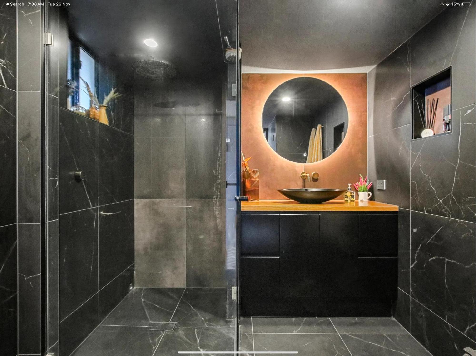 Ally's Golden Retreat! Apartment *