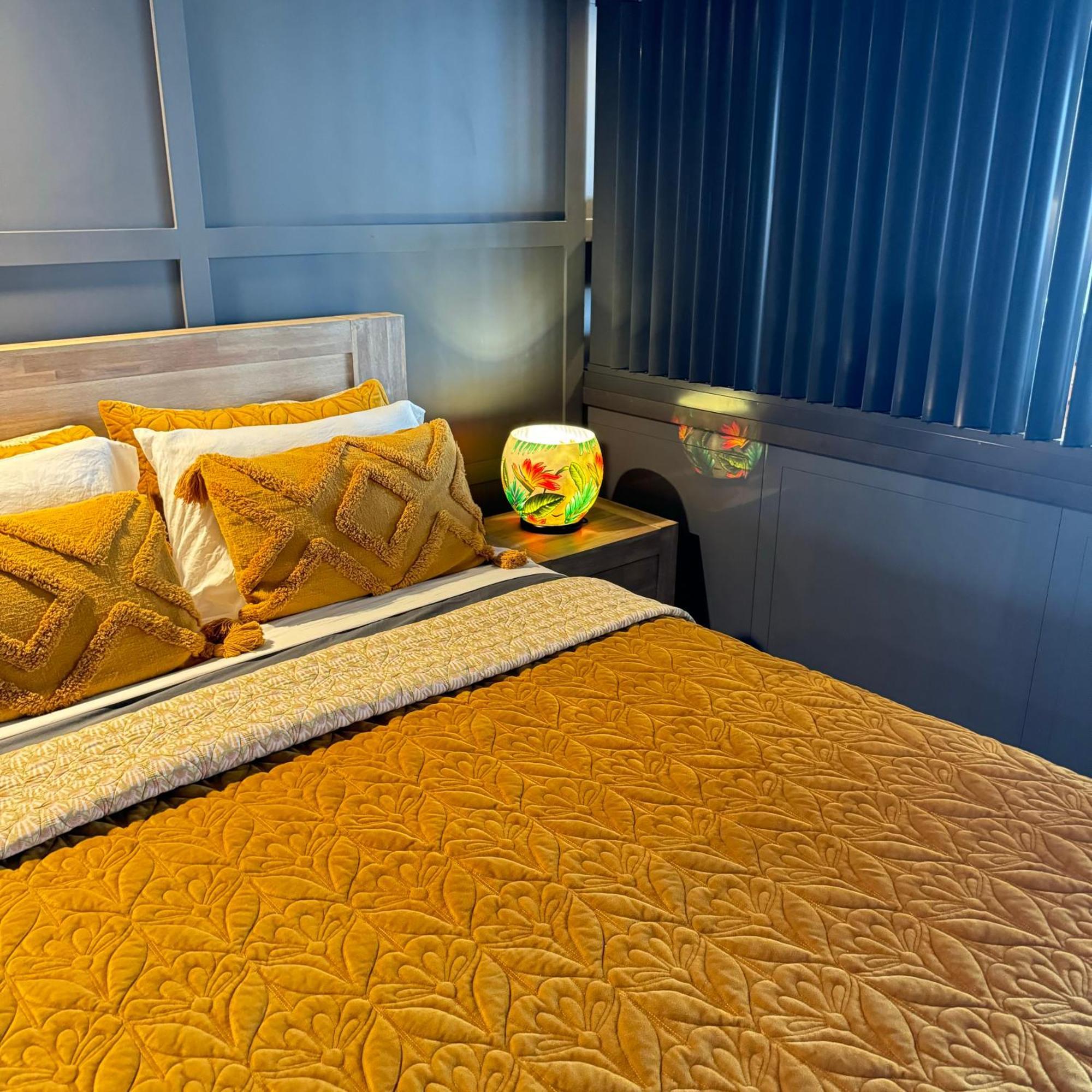 Ally's Golden Retreat! Apartment